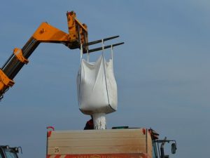 images agrosfera agroteme punjenje rasturaca mineralnog djubriva 2