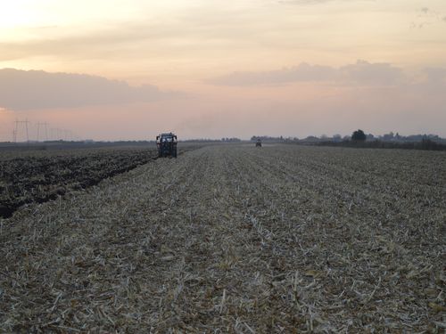 traktor i prskalica na njivi