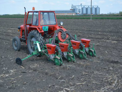 traktor seje kukuruz
