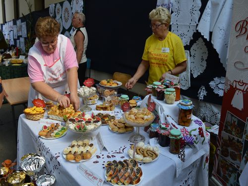 zene spremaju sto