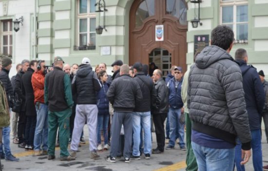 Poljoprivrednici-ispred-zgrade-gradske-kuce