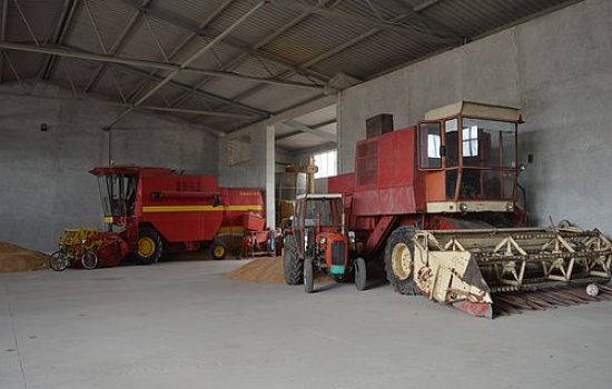 kombajn u skladistu