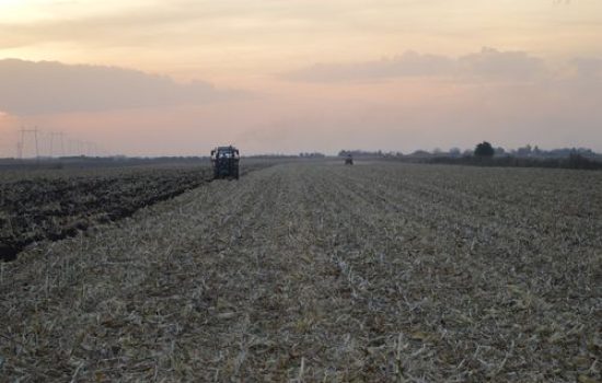 traktor i prskalica na njivi