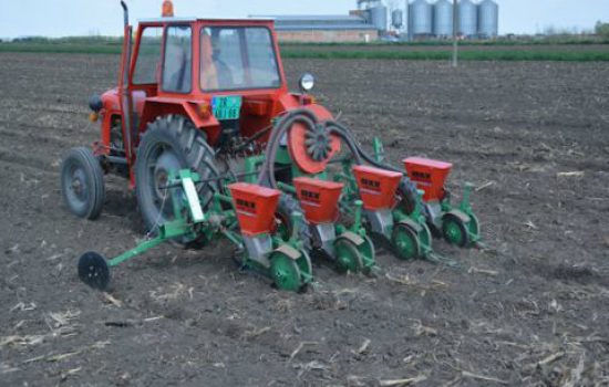 traktor seje kukuruz