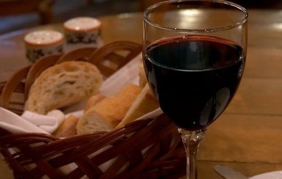 crveno-vino-u-italijanskom-restoranu 1