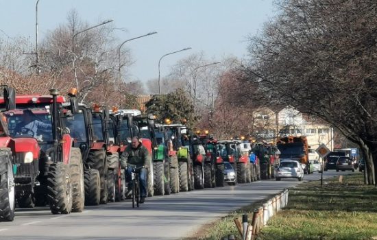 protest-poljoprivrednika-traktor
