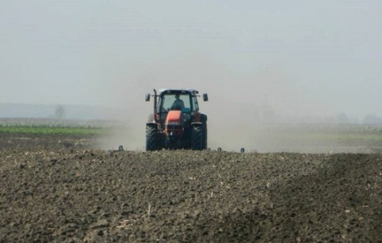 traktor_praši