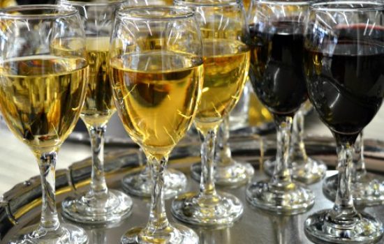 vino-u-casama-belo-i-crveno